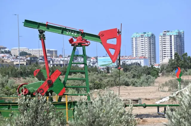 Azərbaycan qazıntı yanacaqlardan “uzaqlaşmaq” üzrə qlobal öhdəliyə baxmayaraq, yaxın illərdə neft və qaz əməliyyatlarını genişləndirməyə hazırlaşır