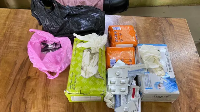 पोलिसांनी त्या खोळीत मिळालेलं साहित्य.