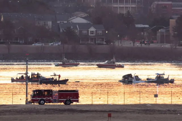 Barcos en el río Potomac junto a los restos del avión siniestrado.