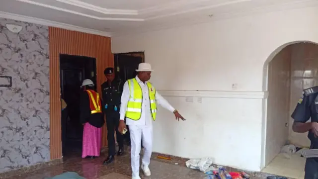 Kọmisana wọ inu ile naa, ki wọn to wo o