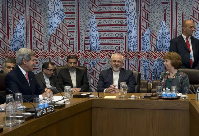 در عکس محمد جواد ظریف، جان کری و کاترین اشتون دیده می‌شوند، عباس عراقچی مابین جان کری و محمد جواد ظریف نشسته است