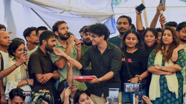 মিষ্টি বিতরণ করা হয় সমস্ত আন্দোলনকারীদের মধ্য়ে