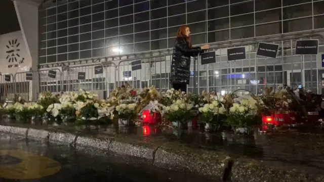 Imena nastradalih, bele ruže, sveće i cveće ispred Železničke stanice u Novom Sadu