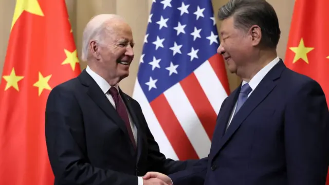 拜登（左）与习近平（右）在秘鲁利马亚太经合组织峰会举行场边双边会谈前，站在中美两国国旗前握手（16/11/2024）