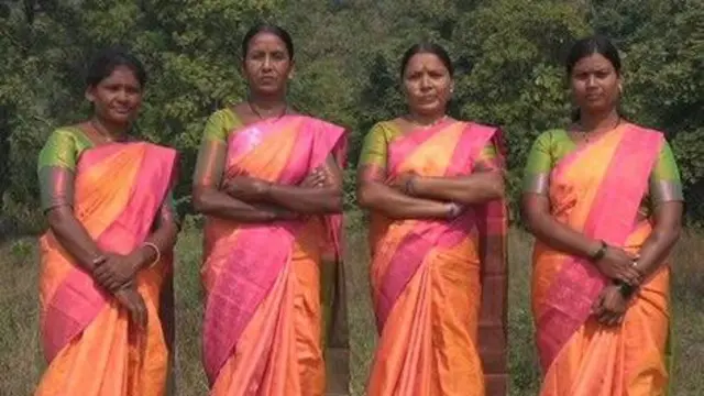 महिलाएं रात में रखवाली करती हुईं