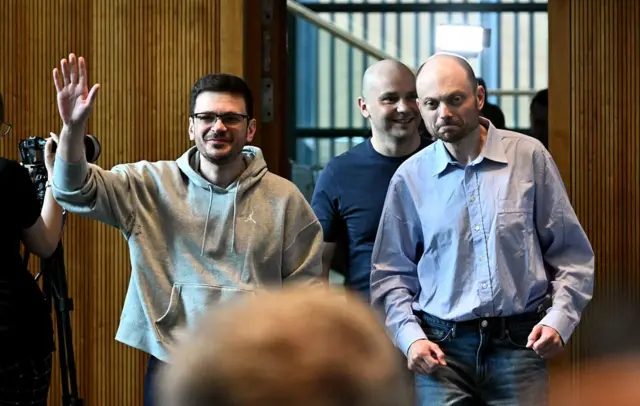 Яшин, Пивоваров, Кара-Мурза на пресс-конференции после освобождения