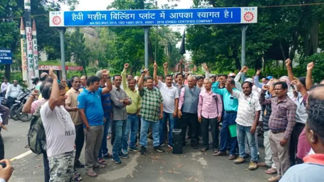 रांचीत HECचे कर्मचारी आंदोलन करताना