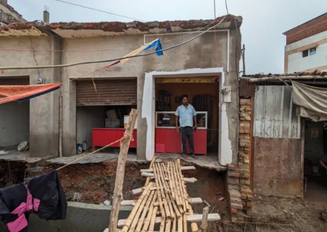 अयोध्या में बड़े पैमाने पर दुकानें तोड़ी गईं.