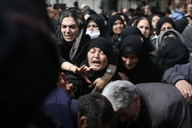 12 मार्च 2026 रोजी इराणमधील तेहरान येथील बेहेश्त-ए-जहरा स्मशानभूमीत अमेरिका-इस्रायलच्या हल्ल्यात मृत्युमुखी पडलेल्यांच्या अंत्यसंस्कारावेळी इराणी स्त्रिया शोक व्यक्त करत आहेत.