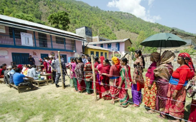 निर्वाचनमा मतदान गर्दै मानिसहरू