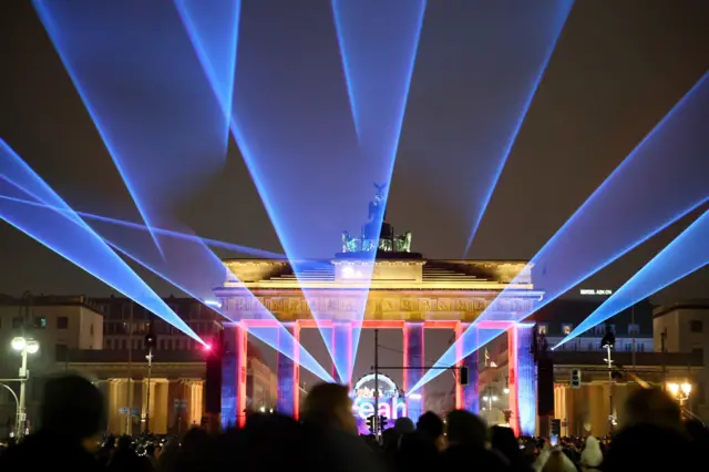 تجمع أمام بوابة براندنبورغ للاحتفال ببدء العام الجديد في برلين