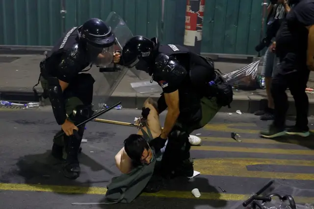 Сутички з поліцією