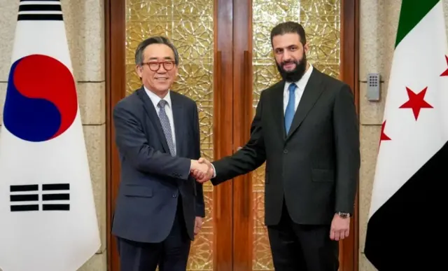 أحمد الشرع يصافح وزير خارجية كوريا الجنوبيّة، تشو تاي يول خلال زيارته لدمشق لأعلان تأسيس العلاقات الدبلوماسية للمرة الأولى في تاريخ البلدين في العاشر من أبريل/ نيسان 2025 (المصدر: وزارة الخارجية الكورية الجنوبية)