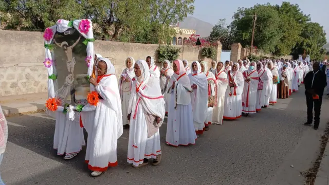 ምስሊ የሱስ ክርስቶስ ዝሓዛ ካቶሊካውያን ኣዴታት ኣብቲ ኣብ እዋን ጾም ብማሕበር ኢየሱስ ስቁል ከረን ዝግበር ዓመታዊ ዑደት ፍኖተ መስቀል ካብ ቤ/ክ ላሳለ ጀሚሩ ናብ ደብረ ቅዱስ ሚካኤል እናተሳተፋ