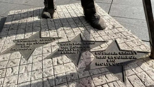 Plato ispod statue Ernesta Bošnjaka