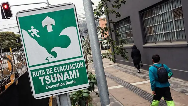 Placa alertando rota de evacuação para tsunami no Chile
