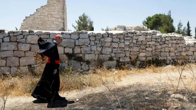 Pizzaballa na Theophilos III pia walitembelea Taybeh baada ya moto karibu na magofu ya kanisa la kale.