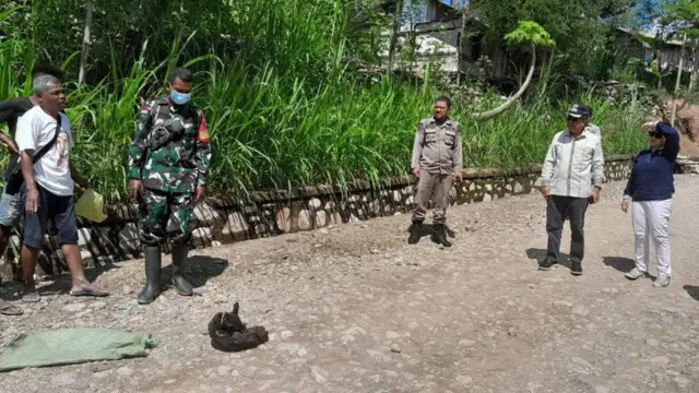 Bupati Kabupaten Timor Tengah Selatan (TTS), Egusem Pieter Tahun (kedua dari kanan) mengunjungi Desa Fenun, Kamis (01/06). Desa Fenun sudah diisolasi setelah ada satu orang warganya meninggal dunia setelah digigit anjing yang terkena rabies. 