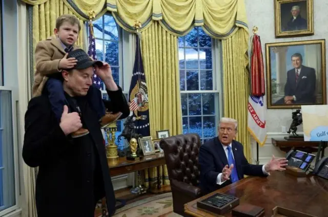 ओभल अफिसमा राष्ट्रपति ट्रम्पसँग मस्क र उनका छोरा