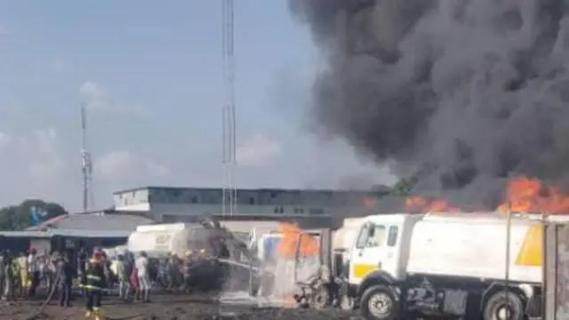 Àwòrán ibi tí táńkà epo ti ń jó 