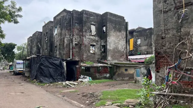 સુરત શહેરના સચીન વિસ્તારમાં 1985ની સાલમાં ગુજરાત હાઉસિંગ બોર્ડ દ્વારા શહેરી ગરીબો માટે આવાસ બનાવવામાં આવ્યા હતા. 