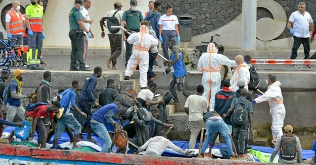 Les migrants sont accueillis par des membres de la Croix-Rouge espagnole sur le quai de la Restinga