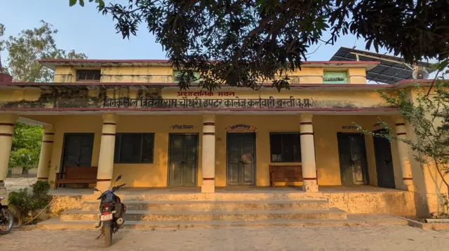 कॉलेज प्रशासन ने टॉयलेट सीट लेकर छात्रा का प्रवेश कराने पहुंचे अभिभावक के मामले को प्रायोजित बता रहा है