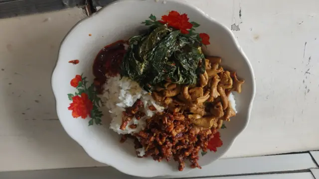 Menu kedua terdiri dari nasi, usus, tempe, dan sayur singkong.