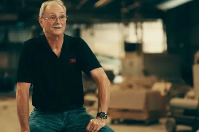 Жон Харп Люсининг ортидаги ғишт деворни таҳлил қилган