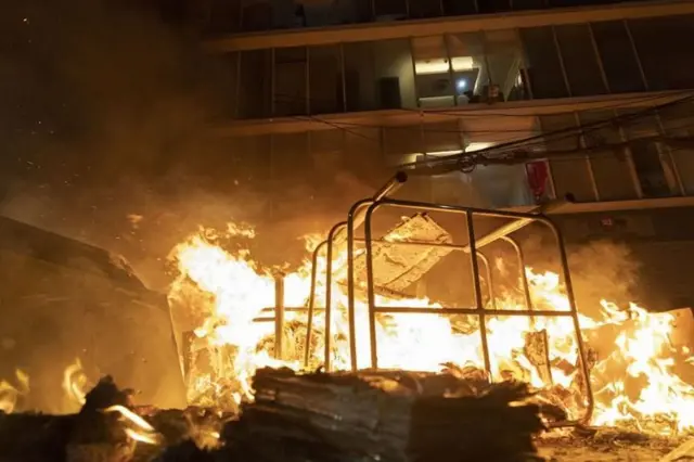 आंदोलकांनी ढाक्यामधील प्रोथोम आलो आणि डेली स्टार या वर्तमानपत्रांच्या ऑफिसेसची तोडफोड केली.