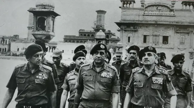 অপারেশন ব্লু স্টারেরপর স্বর্ণমন্দির চত্ত্বরে সেনা কর্মকর্তারা