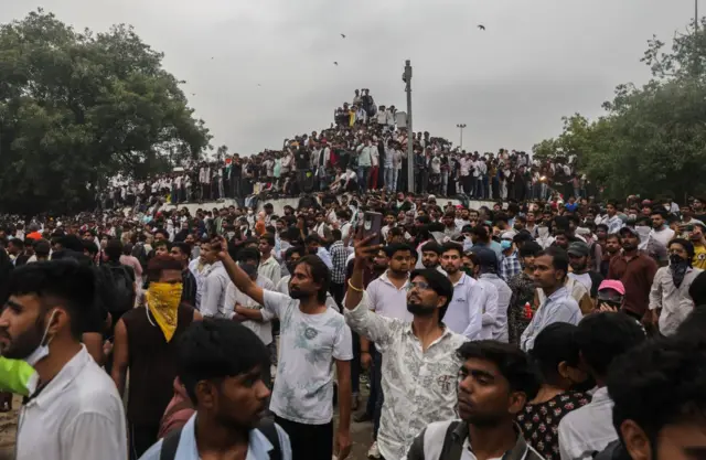 दिल्लीमा आयोजित विरोधप्रदर्शनमा सहभागी युवायुवती