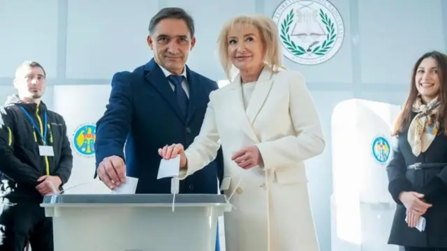 ストヤノグロ氏（左）は自分はロシア政権寄りの候補ではないと主張した