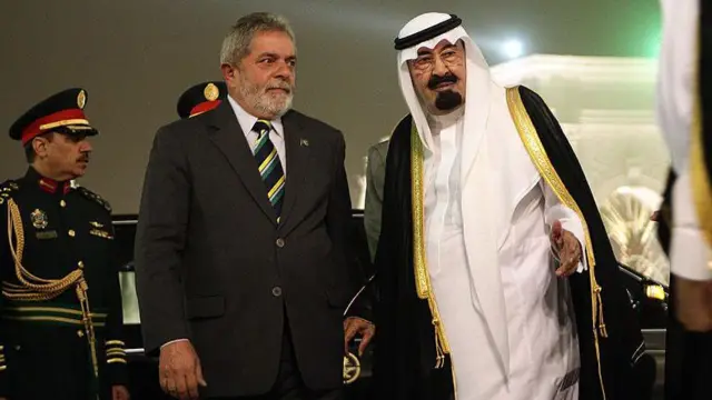 O presidente brasileiro Lula com o rei Salmanestrela bet hojevisita a Riad 