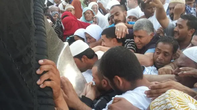 হজে গিয়ে হারিয়ে যাওয়ার বড় কারণ প্রচণ্ড ভিড়।