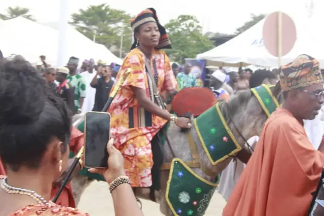 Obinrin to wa lori ẹsin de fila nibi ayẹyẹ ọdun Ọmọ Olowu