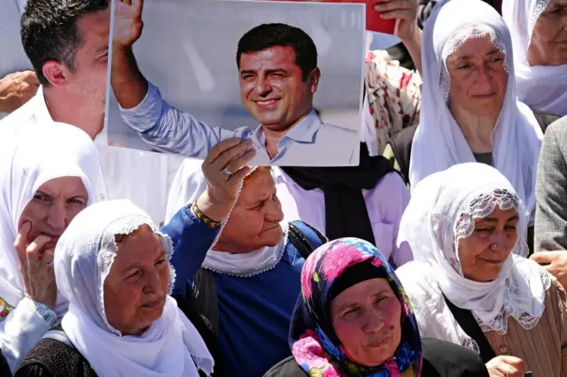 Protestocu kadınlar, Selahattin Demirtaş'ın resmini taşıyor.