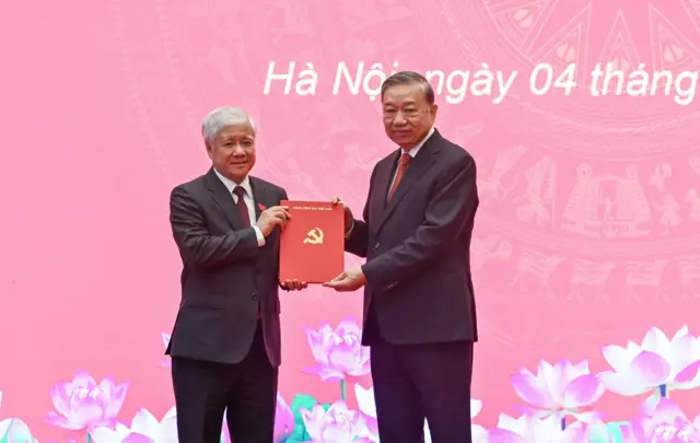 Tổng Bí thư Tô Lâm trao quyết định điều ông Đỗ Văn Chiến về Quốc hội