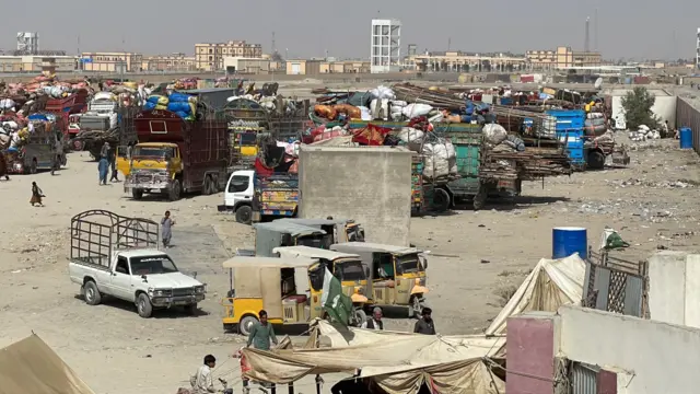 افغانستان اور پاکستان میں امپورٹ ایکسپورٹ کے علاوہ افغان ٹرانزٹ ٹریڈ کا کاروبار بھی اسی راستے سے ہوتا ہے