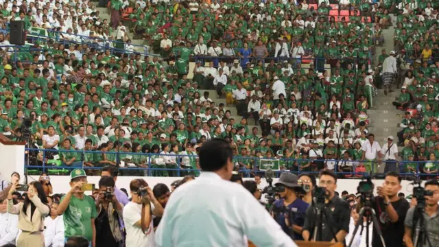 USDP ပါတီ ဥက္ကဋ္ဌဦးခင်ရီ မဲဆွယ်နေတဲ့ လူစုလူဝေးပုံဖြစ်ပါတယ်။