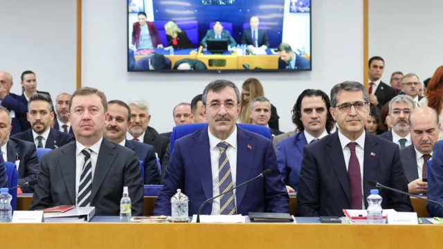 Komisyon toplantısında AKP yöneticileri kameraya oturdukları koltuklardan poz veriypr