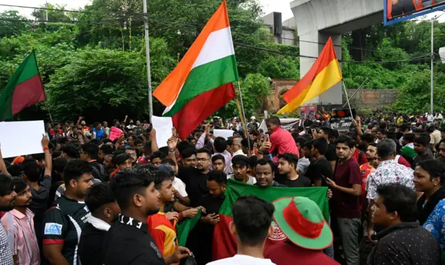 
প্রতিবাদে সমর্থন জানিয়ে ফুটবলপ্রেমীদের রোববারের জমায়েত। 