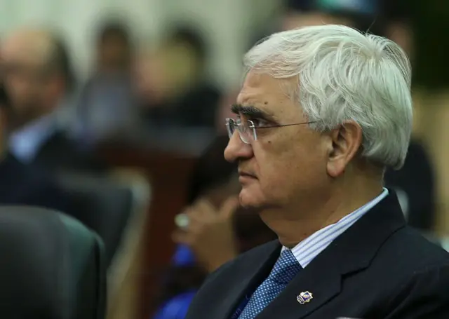 खरं तर तत्कालीन कायदा मंत्री सलमान खुर्शीद यांनी 2013 मध्ये दुरुस्ती केली तेव्हा त्यांनी स्वतः संसदेत सांगितलं होतं की, "अनेक ठिकाणी महसूल नोंदी आणि वक्फच्या सर्वेक्षणाच्या नोंदींमध्ये तफावत आहे.