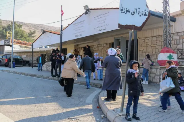 صورة لمعبر حدودي بين سوريا ولبنان.