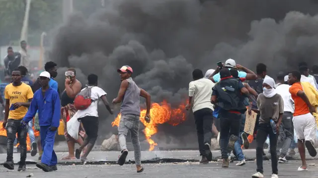 Des manifestants fuient la police lors des protestations contre le résultat des élections, dans le township de Luis Cabral à Maputo, au Mozambique.