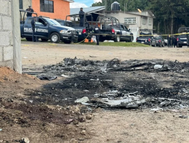 Les agriculteurs ont incendié les véhicules et certains des extorqueurs.