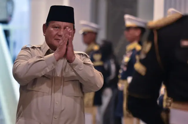 Presiden Prabowo Subianto menyapa wartawan saat bersiap menyambut kedatangan mantan presiden untuk bersilahturahmi di Kompleks Istana Kepresidenan, Jakarta, Selasa (03/03).