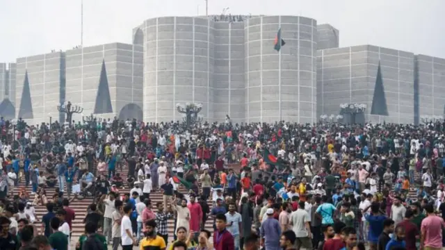 ২০২৪ সালের পাঁচই অগাস্টে সংসদভবন প্রাঙ্গণের ছবি