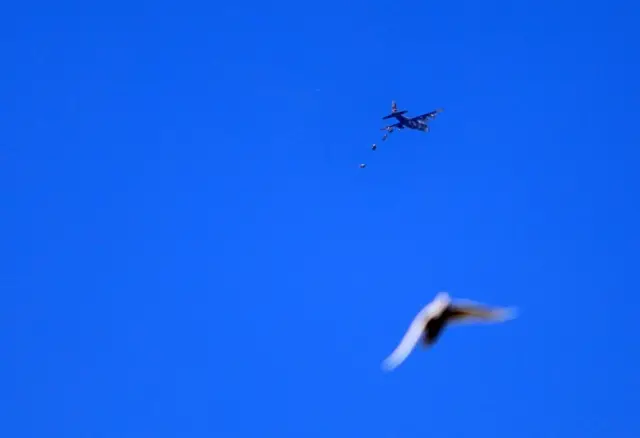 ग़ज़ा के ऊपर राहत सामग्री गिराता मिस्र का विमान