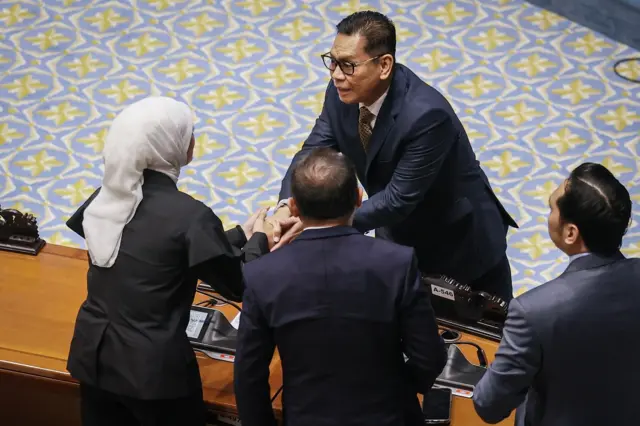 Hakim Mahkamah Konstitusi (MK) usulan DPR Adies Kadir (tengah) menerima ucapan selamat dari anggota DPR saat mengikuti Rapat Paripurna DPR ke-12 Masa Persidangan III Tahun Sidang 2025-2026 di Kompleks Parlemen, Senayan, Jakarta, Selasa (27/1/2026).